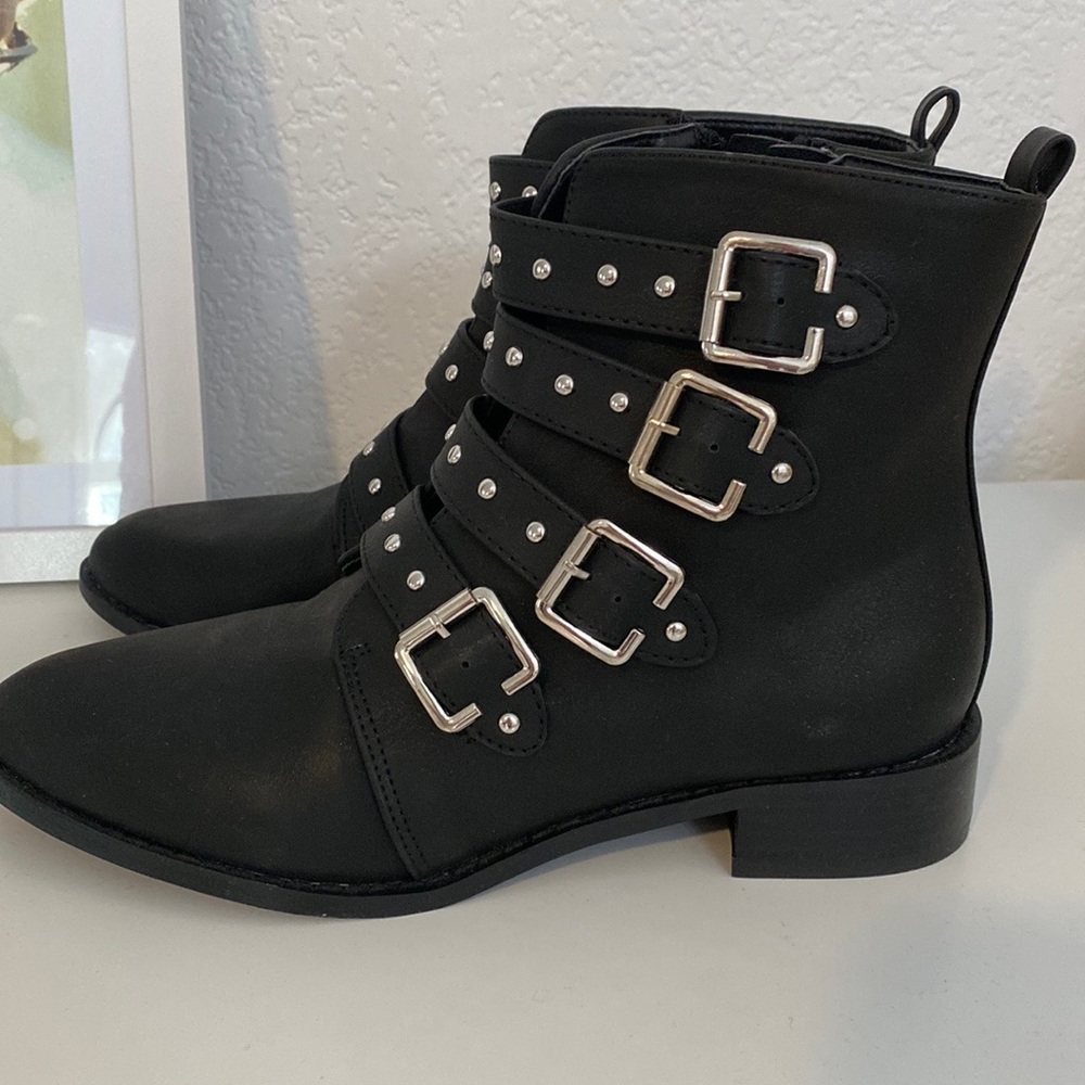 Black & Silver zip up boots with buckles. Size 7